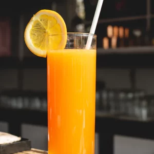 Petit-déjeuner jus d'orange pressé